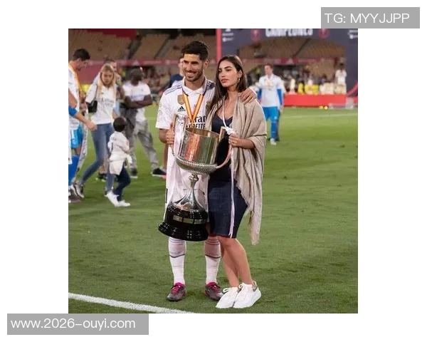 妻子社交媒体分享与库尔图瓦游戏夜照片展现休闲时光的乐趣